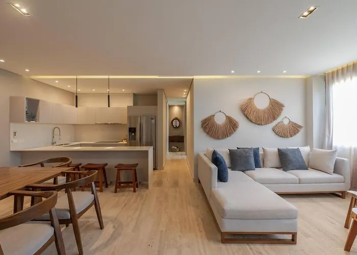 New 2 Bd With Private Balcony Apartamento