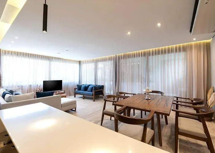 New 2 Bd With Private Balcony Apartamento